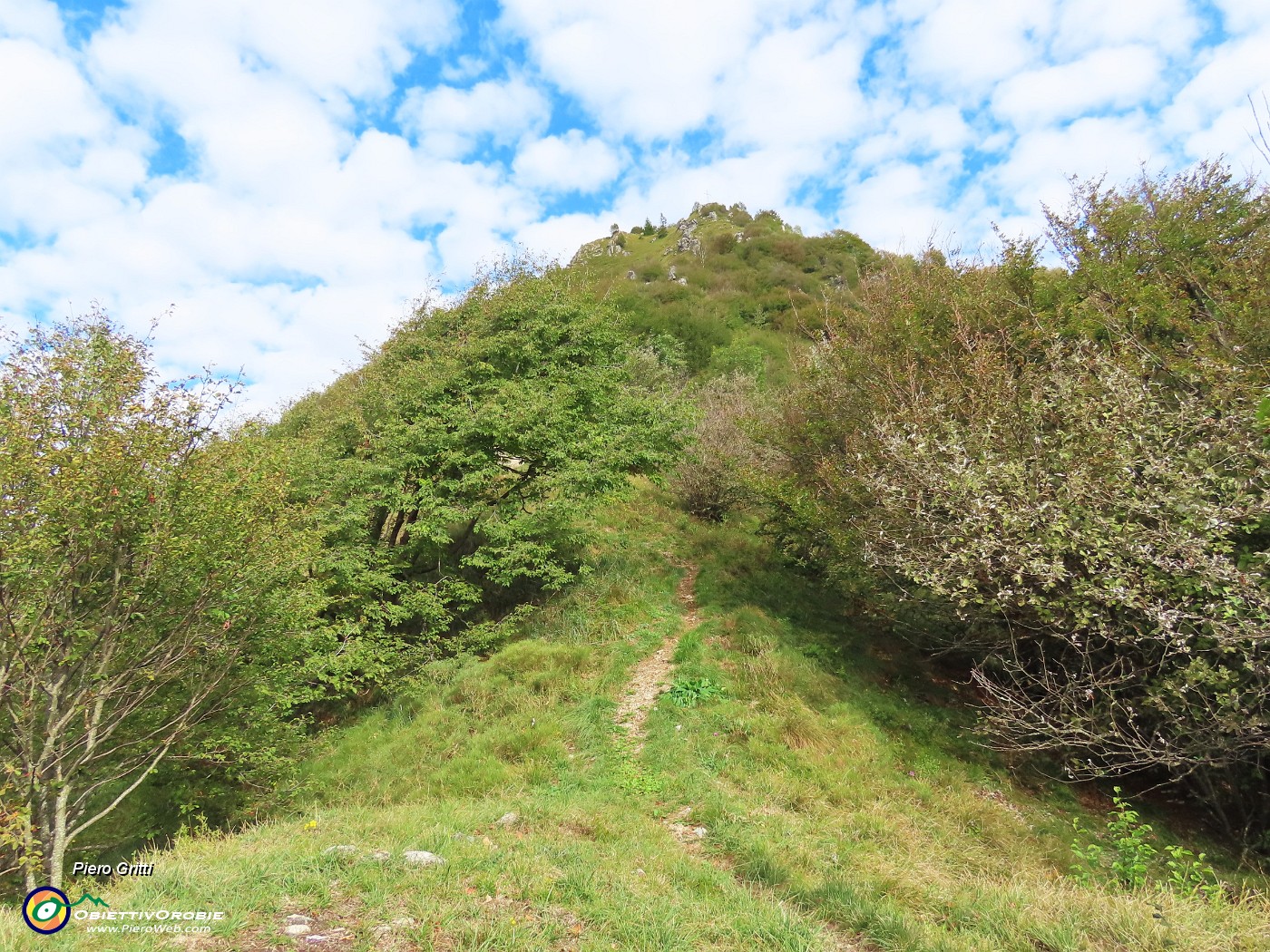 24 Ultimo tratto tendente al ripido per la croce del Monte Castello.JPG